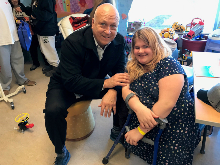 Cal Ripken poses with girl patient with forearm crutches at Herman & Walter Samuelson Children