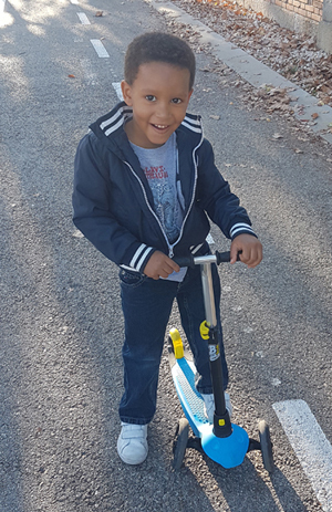 Leo smiling on his scooter after successful rotationplasty