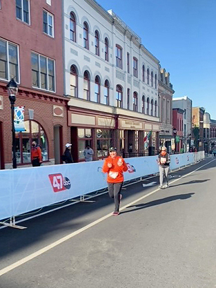 Lili running on the 5K route