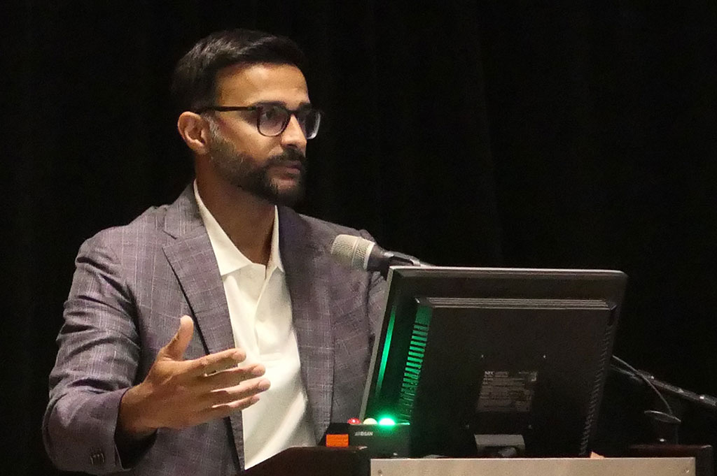  Dr. Noman Siddiqui at the podium presenting at the Baltimore Limb Deformity Course
